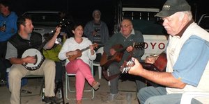 Manie Groenewald en sy Boeremusiekmanne op hul stukke tydens die Brugpartytjie